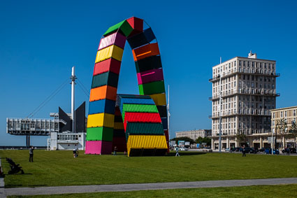 Catène de Containers by Vincent Ganivet