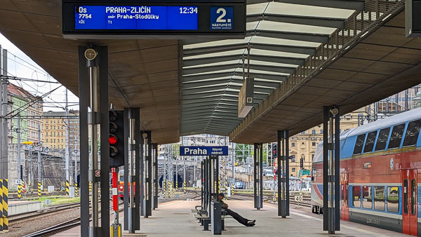 Electronic sign on platform at Praha Hlavní Nádraží.