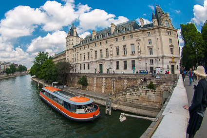 L'Insolite next to the Pont Saint-Michel in Paris