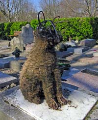 Topiary grave marker at Le Cimetire des chiens d'Asnires-sur-Seine.