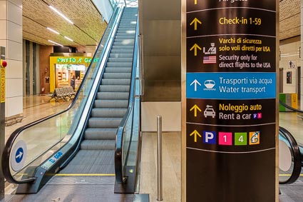 Sign in Venice Marco Polo Airport for water taxis and Alilaguna airport boats